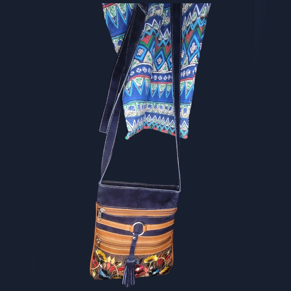 NO CALL OUTS!!! All Leather Crossbody W/Dust Bag Floral Design 🌷⚘️🌼